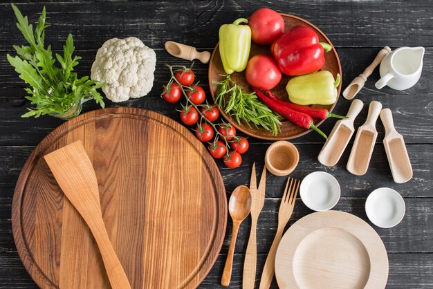 Stôl s kuchárskymi pomôckami a taniermi